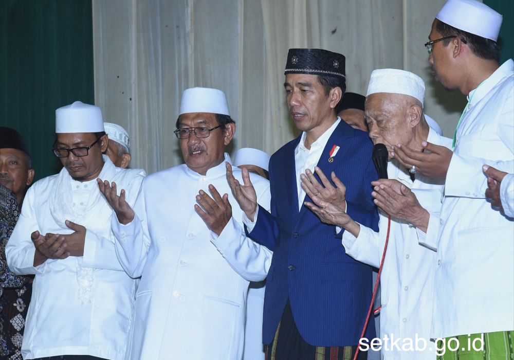 Momen Hari Santri, intip 9 penampilan Jokowi bersarung di acara resmi