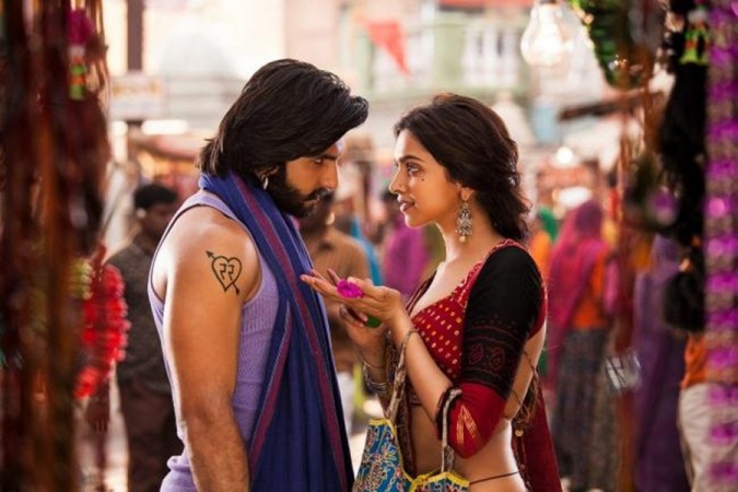 Segera menikah, ini 10 adegan mesra Ranveer Singh & Deepika di film