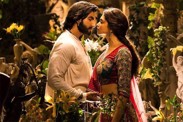 Segera menikah, ini 10 adegan mesra Ranveer Singh & Deepika di film