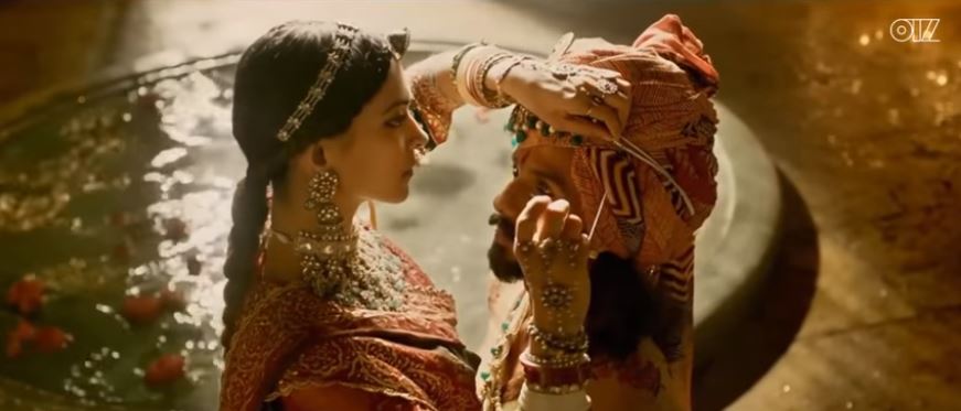 Segera menikah, ini 10 adegan mesra Ranveer Singh & Deepika di film