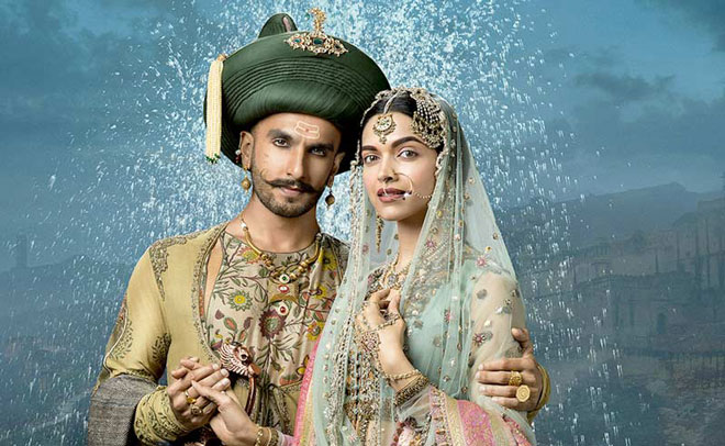 Segera menikah, ini 10 adegan mesra Ranveer Singh & Deepika di film