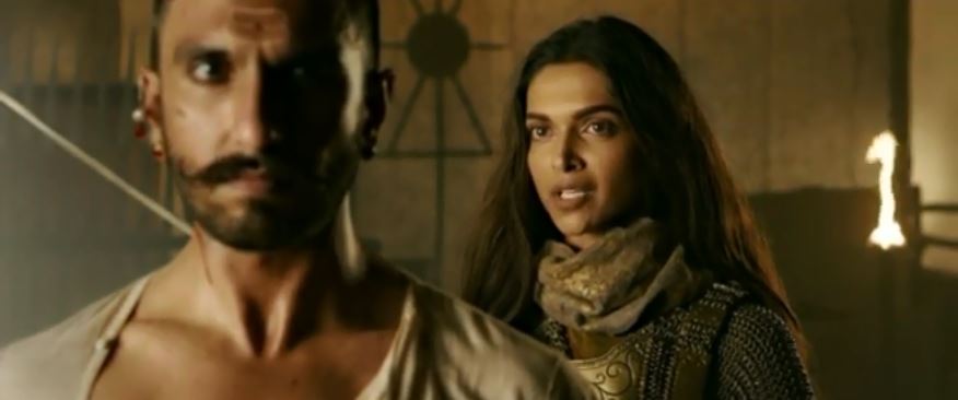 Segera menikah, ini 10 adegan mesra Ranveer Singh & Deepika di film