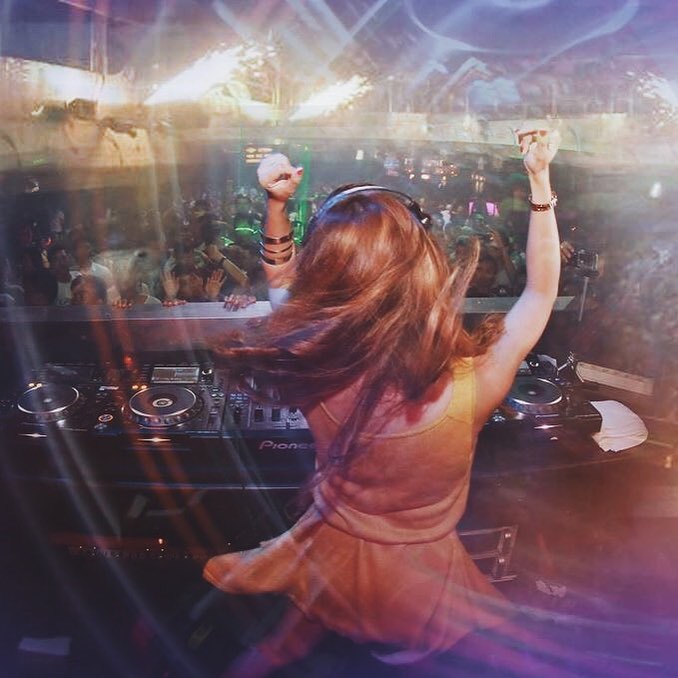 Alih profesi jadi DJ, begini 8 gaya Nadia Vega saat di atas panggung