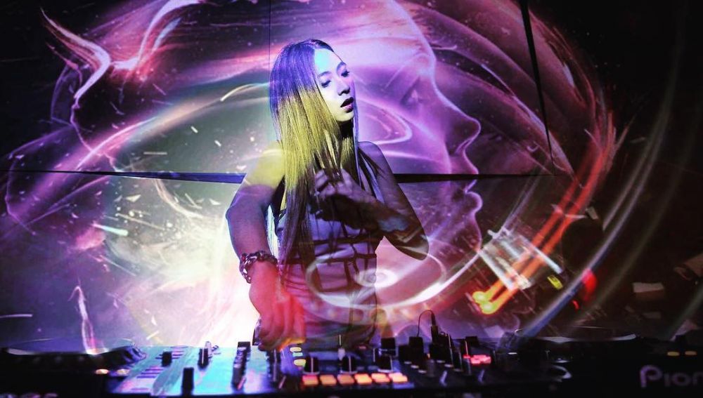 Alih profesi jadi DJ, begini 8 gaya Nadia Vega saat di atas panggung