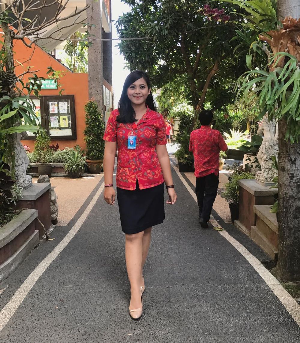 10 Pesona Karin, guru cantik asal Bali yang bikin murid lupa berkedip