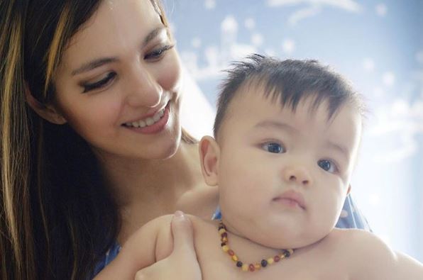 Jadi mama muda, ini beda gaya 10 seleb momong buah hatinya