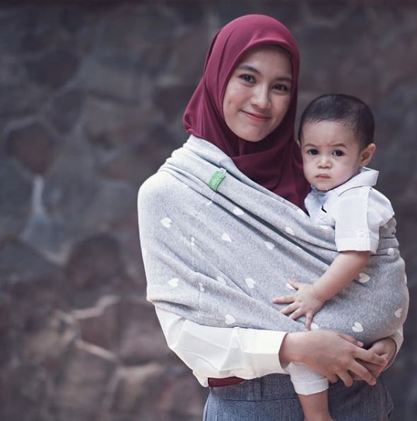 Jadi mama muda, ini beda gaya 10 seleb momong buah hatinya