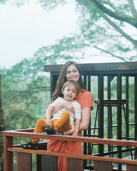 Jadi mama muda, ini beda gaya 10 seleb momong buah hatinya