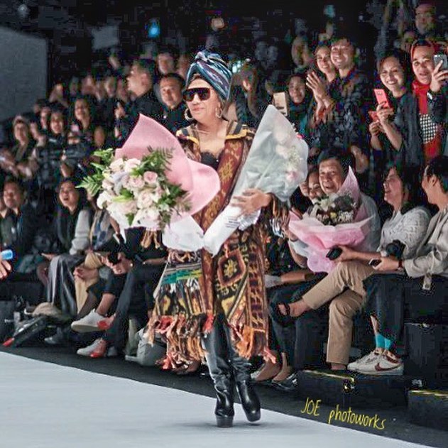 Tampil nyentrik dengan kain etnik, ini 9 gaya Menteri Susi di catwalk