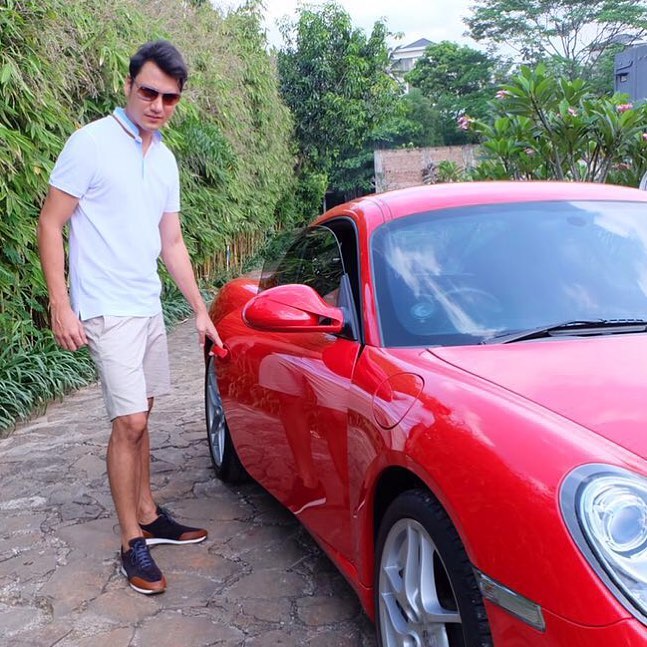 Jarang yang tahu, ini 5 bukti Christian Sugiono pencinta mobil sport
