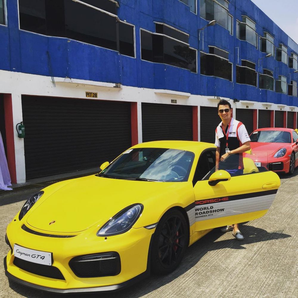 Jarang yang tahu, ini 5 bukti Christian Sugiono pencinta mobil sport