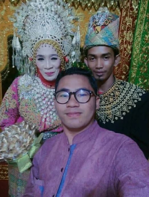 Cinta tak pandang usia, pemuda ini nikahi nenek berusia 60 tahun