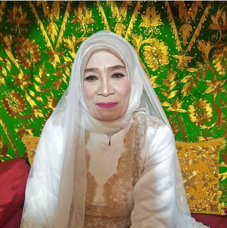 Cinta tak pandang usia, pemuda ini nikahi nenek berusia 60 tahun