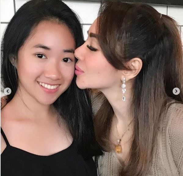 9 Potret kompak Femmy Permatasari dan anaknya, bak kakak-adik