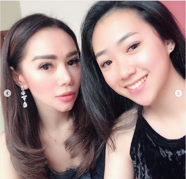 9 Potret kompak Femmy Permatasari dan anaknya, bak kakak-adik