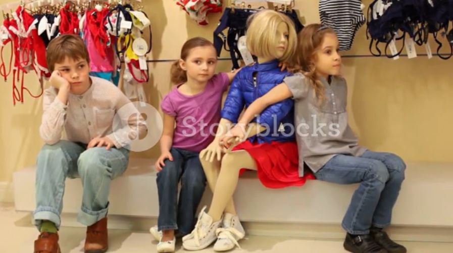 9 Pose bocah dengan manekin ini bikin ketawa sambil ngelus dada