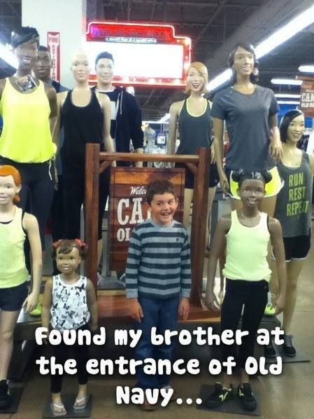 9 Pose bocah dengan manekin ini bikin ketawa sambil ngelus dada