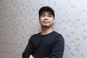 10 Pose editan Raditya Dika bareng seleb dunia, bikin cekikikan