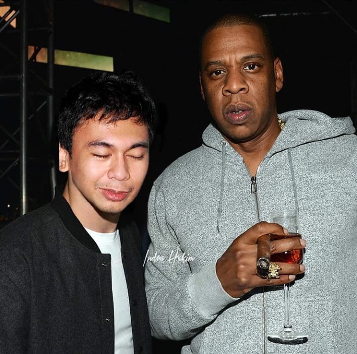 10 Pose editan Raditya Dika bareng seleb dunia, bikin cekikikan