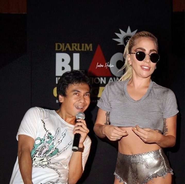 10 Pose editan Raditya Dika bareng seleb dunia, bikin cekikikan
