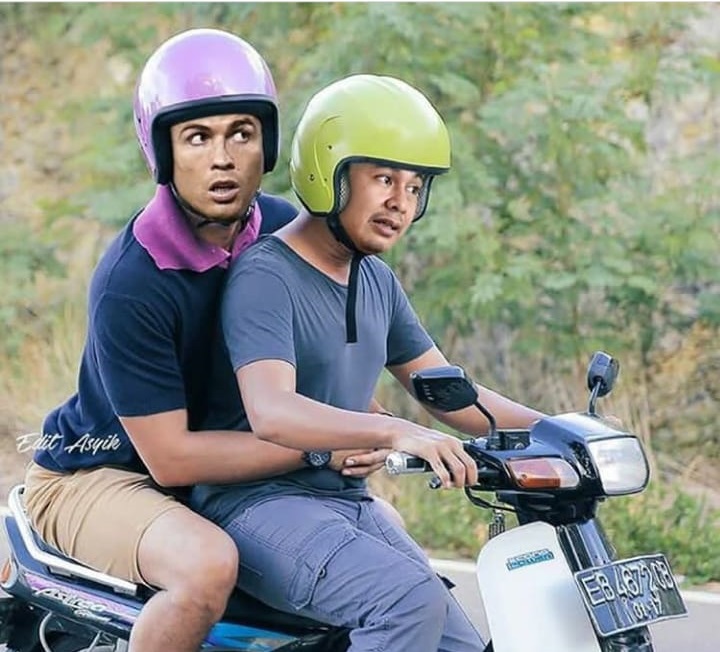 10 Pose editan Raditya Dika bareng seleb dunia, bikin cekikikan