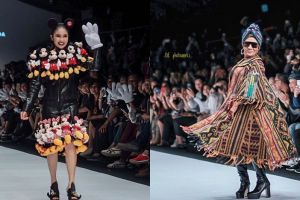 Gaya 13 seleb lenggak-lenggok di catwalk Jakarta Fashion Week 2018