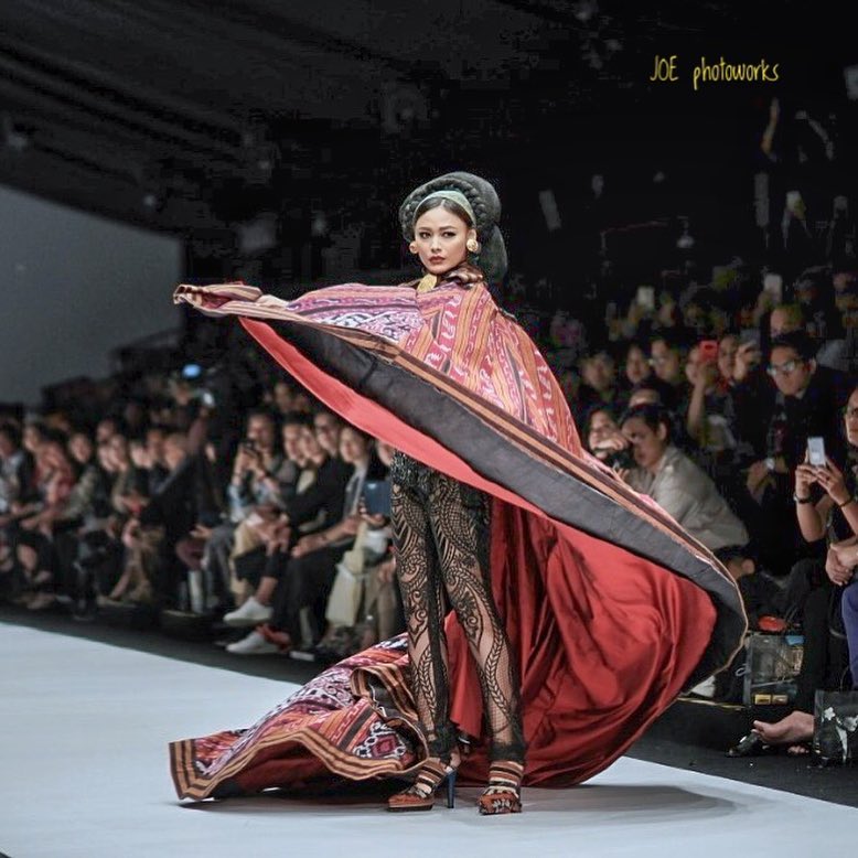 Gaya 13 seleb lenggak-lenggok di catwalk Jakarta Fashion Week 2018