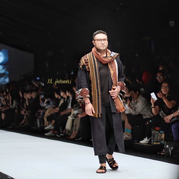 Gaya 13 seleb lenggak-lenggok di catwalk Jakarta Fashion Week 2018