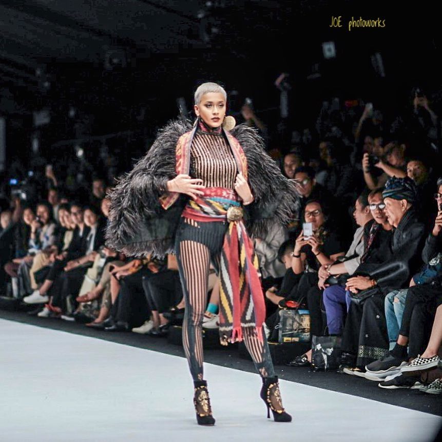Gaya 13 seleb lenggak-lenggok di catwalk Jakarta Fashion Week 2018