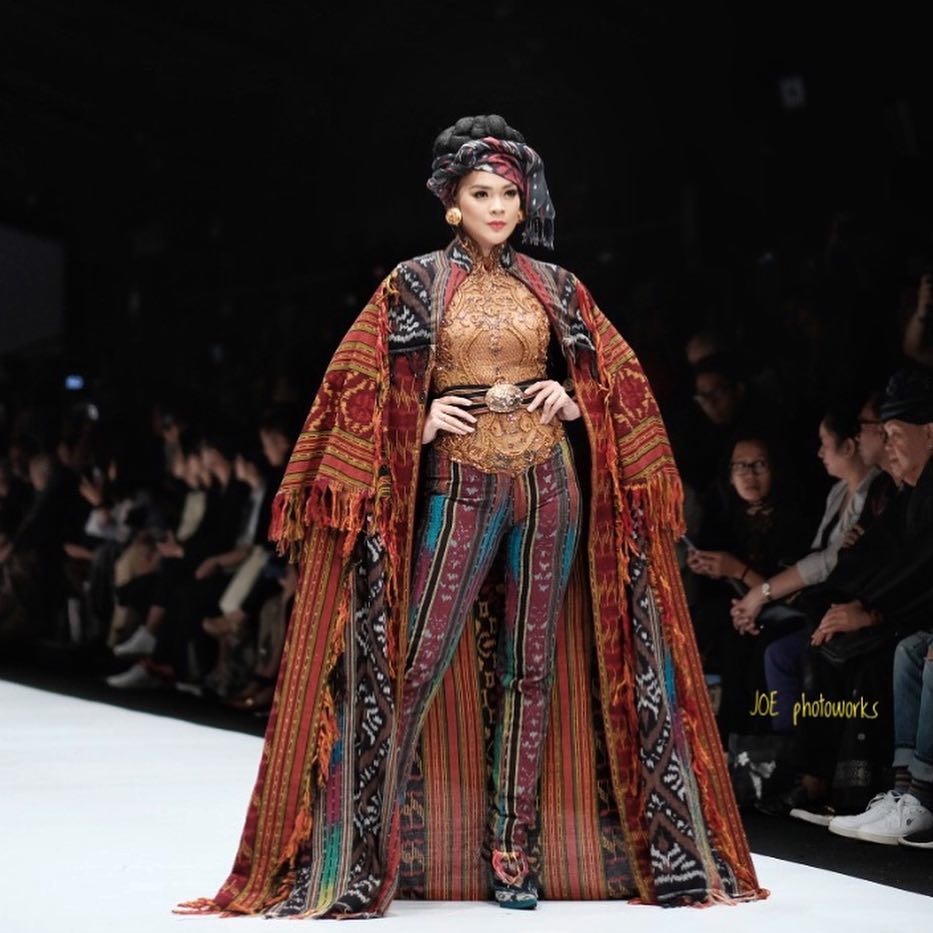 Gaya 13 seleb lenggak-lenggok di catwalk Jakarta Fashion Week 2018