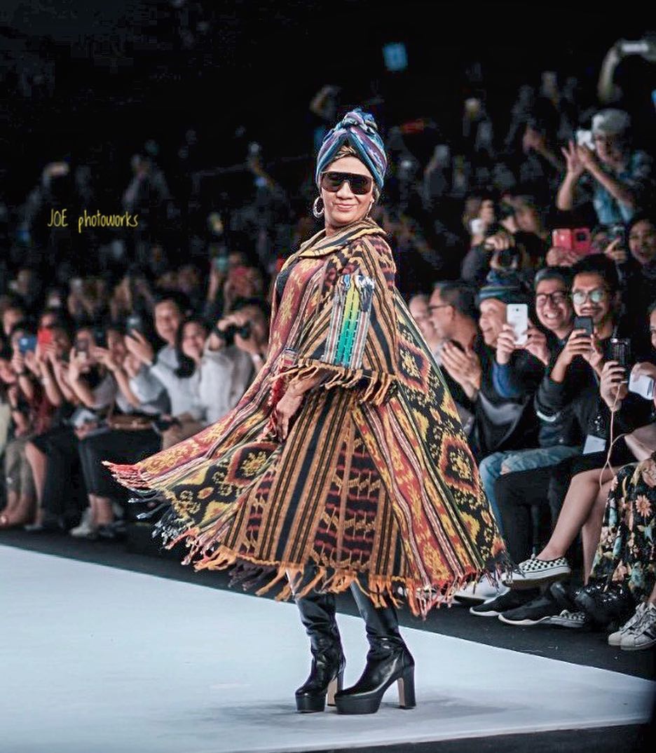 Gaya 13 seleb lenggak-lenggok di catwalk Jakarta Fashion Week 2018