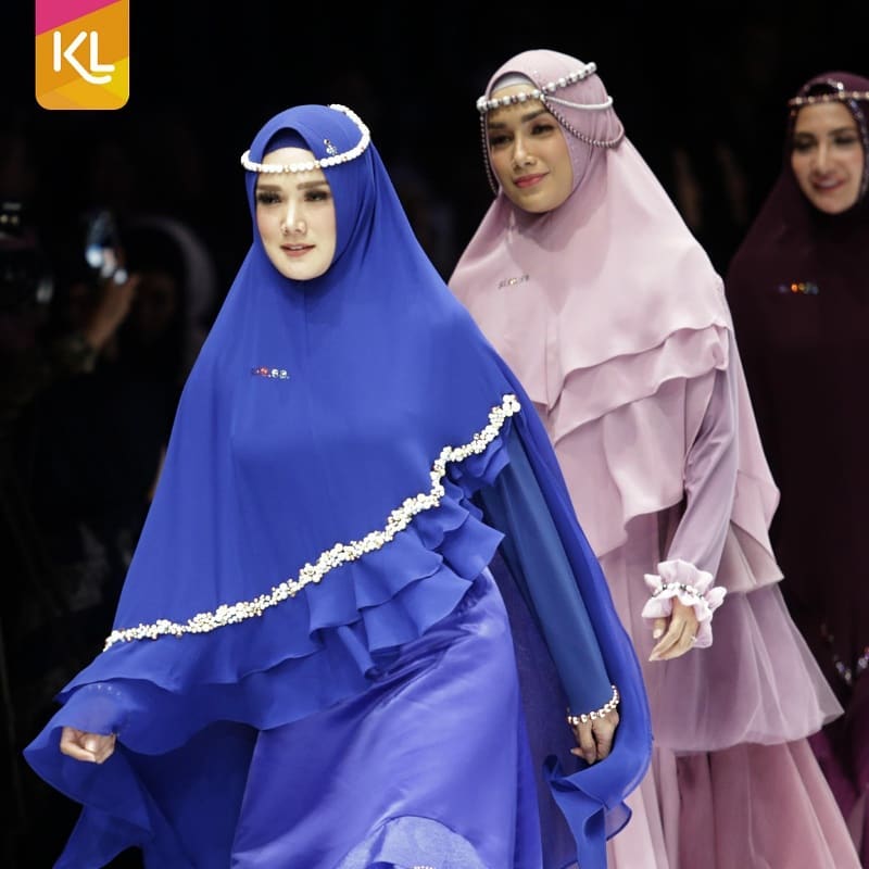 Gaya 13 seleb lenggak-lenggok di catwalk Jakarta Fashion Week 2018