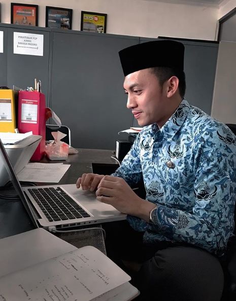 15 Potret PNS Junna Aditya pakai seragam dinas, bikin hati meleleh