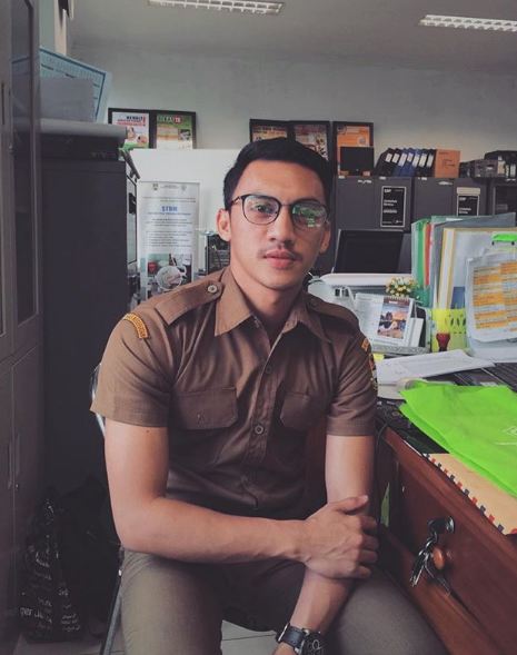 15 Potret PNS Junna Aditya pakai seragam dinas, bikin hati meleleh