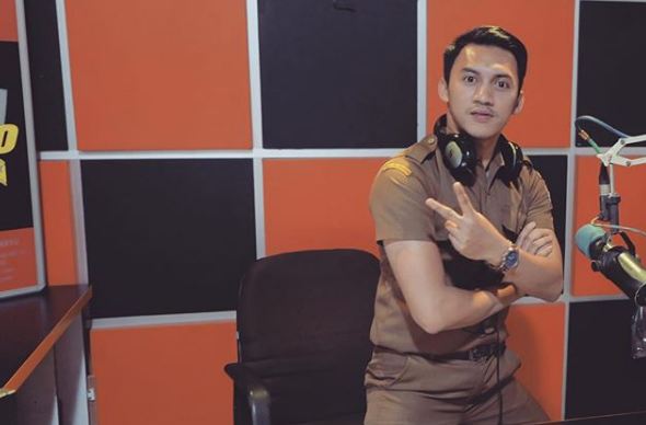 15 Potret PNS Junna Aditya pakai seragam dinas, bikin hati meleleh