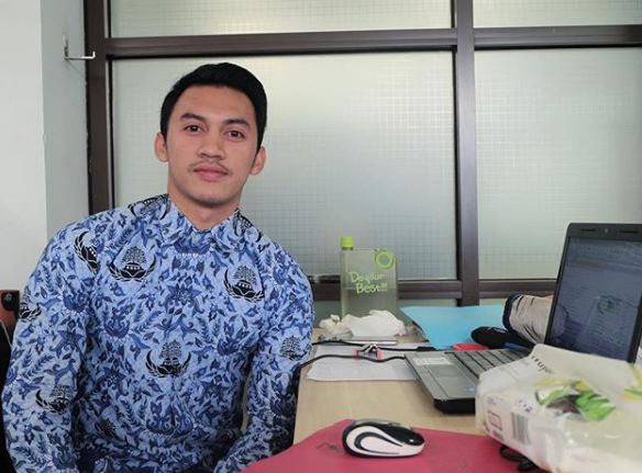 15 Potret PNS Junna Aditya pakai seragam dinas, bikin hati meleleh