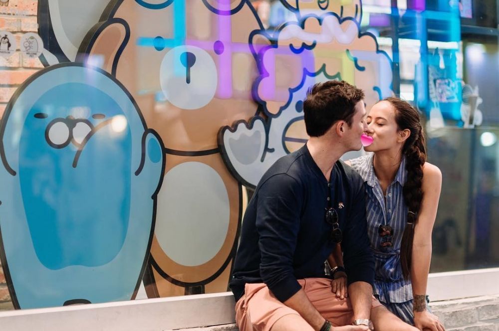 Lengket bak prangko, ini 10 momen mesra Mike Lewis & kekasih barunya