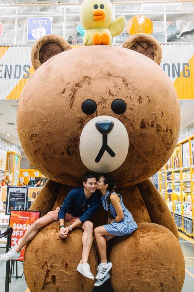 Lengket bak prangko, ini 10 momen mesra Mike Lewis & kekasih barunya