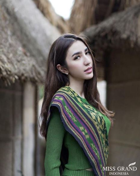 15 Gaya Nadia Purwoko berbusana motif etnik, cantik khas Indonesia