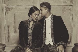 5 Gaya pemotretan keluarga Andhika Pratama dengan adat Jawa, klasik