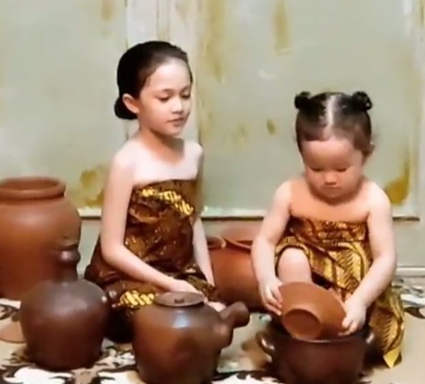 5 Gaya pemotretan keluarga Andhika Pratama dengan adat Jawa, klasik