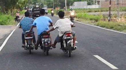 9 Cara orang atasi keadaan darurat di jalan ini bikin tepuk jidat