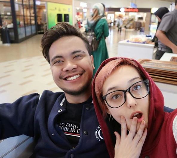 10 Foto mesra Reza SM*SH & model berdarah Jerman, lengket bak prangko