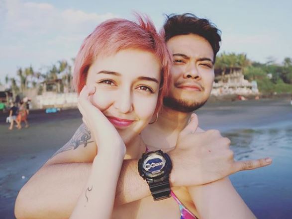 10 Foto mesra Reza SM*SH & model berdarah Jerman, lengket bak prangko