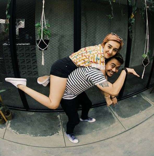 10 Foto mesra Reza SM*SH & model berdarah Jerman, lengket bak prangko