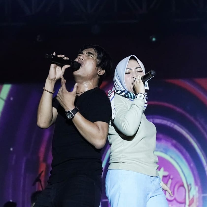 Digugat cerai, ini 15 momen mesra Charly Van Houten dan istri