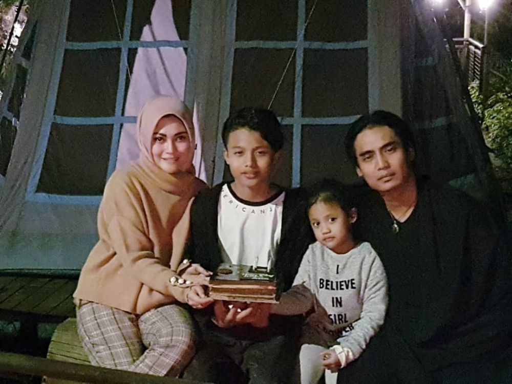 Digugat cerai, ini 15 momen mesra Charly Van Houten dan istri