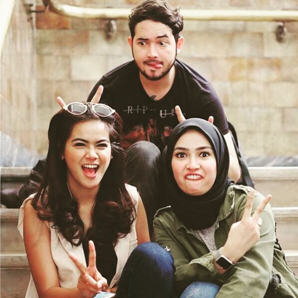 Akting pria beringas, ini 10 pose konyol Donny Michael di luar lokasi