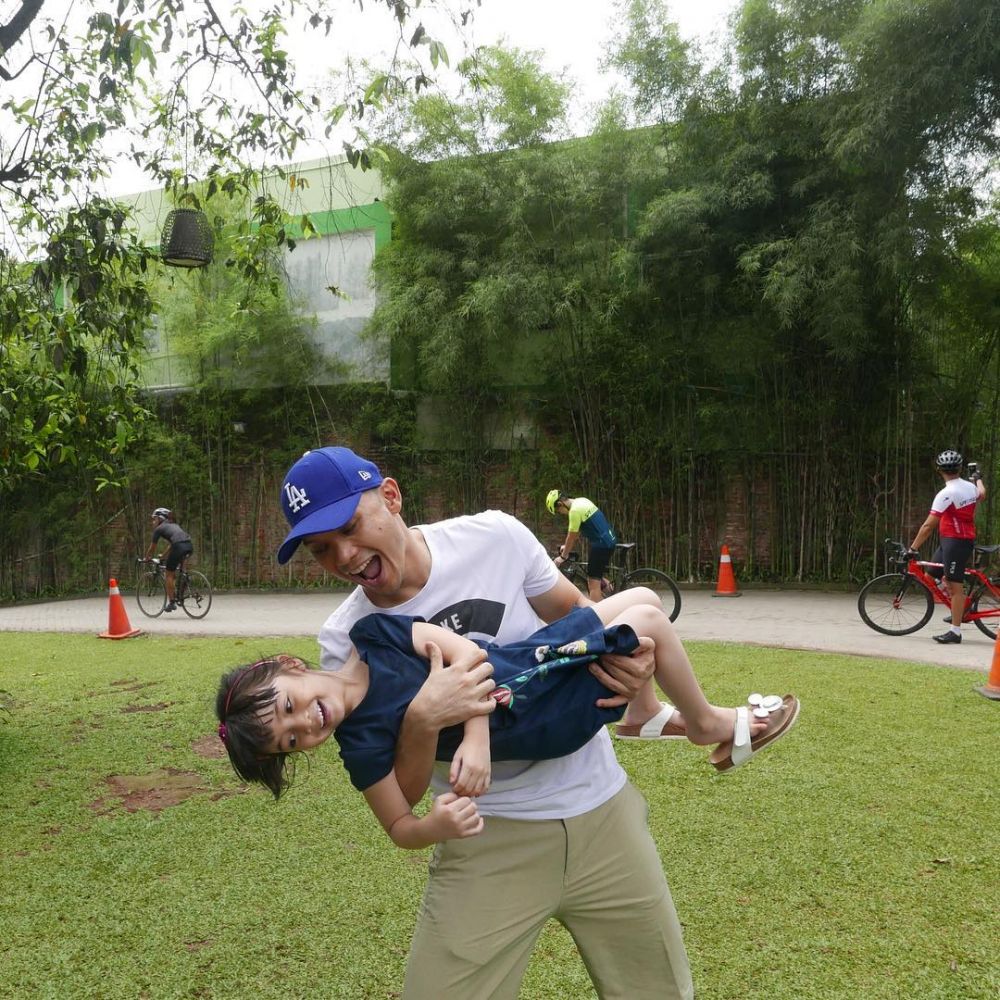 Cerai dan dapat hak asuh anak, ini momen 6 seleb pria momong buah hati