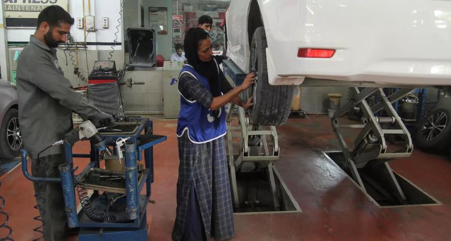 8 Potret kegigihan Uzma Nawaz, montir wanita pertama di Pakistan